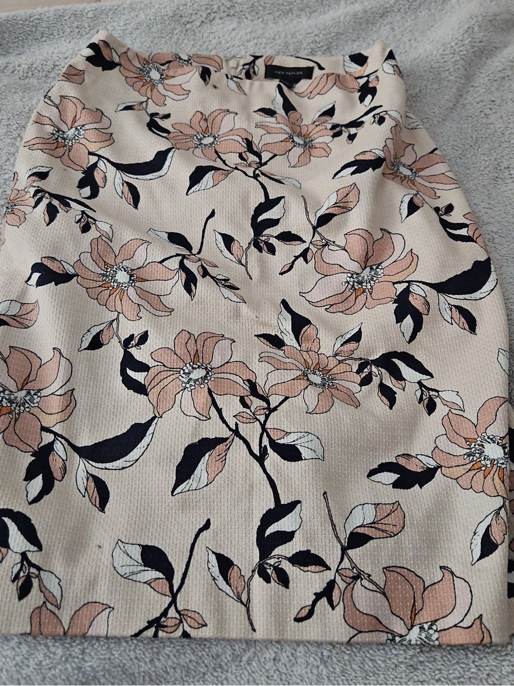 Ann Taylor Beige Floral Pencil Skirt with Black and Blush Accents size 2